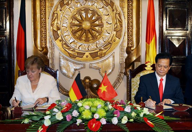 Trong ảnh: Thủ tướng CHLB Đức Angela Merkel và Thủ tướng Nguyễn Tấn Dũng ký Tuyên bố chung Hà Nội, trong chuyến thăm chính thức Việt Nam, ngày 11/10/2011. Ảnh: Nguyễn Dân - TTXVN