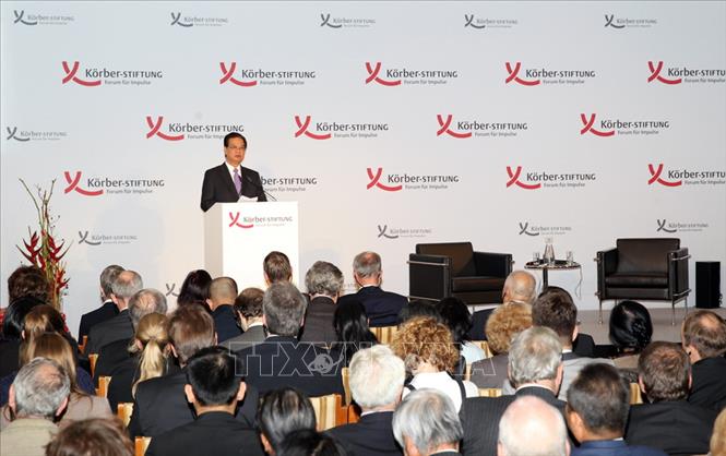 Trong ảnh: Thủ tướng Nguyễn Tấn Dũng phát biểu về chủ đề “Thách thức an ninh, chính trị, đối ngoại với châu Á” tại Trụ sở Bộ Kinh tế và Năng lượng ở Thủ đô Berlin, trong chuyến thăm chính thức CHLB Đức tháng 10/2014. Ảnh: Đức Tám – TTXVN