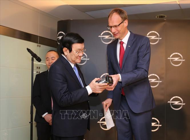 Trong ảnh: Chủ tịch nước Trương Tấn Sang đến thăm Trung tâm đào tạo nghề của Tập đoàn sản xuất ô tô Opel Werk, bang Hessen, trong chuyến thăm cấp Nhà nước tới CHLB Đức, tháng 11/2015. Ảnh: Nguyễn Khang – TTXVN