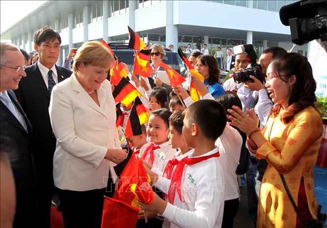 Trong khuôn khổ chuyến thăm chính thức Việt Nam, chiều 11/10/2011, Thủ tướng Đức Angela Merkel đến dự Lễ khánh thành Nhà máy sản xuất thiết bị y tế B.Braun, doanh nghiệp 100% vốn đầu tư của Đức, tại Cụm công nghiệp Thanh Oai (Hà Nội). Ảnh: Nguyễn Dân – TTXVN