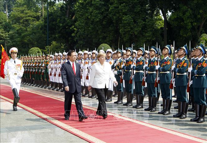 Trong ảnh: Sáng 11/10/2011, tại Hà Nội, Thủ tướng Nguyễn Tấn Dũng đón và hội đàm với Thủ tướng Đức Angela Merkel thăm chính thức Việt Nam. Ảnh: Đức Tám - TTXVN