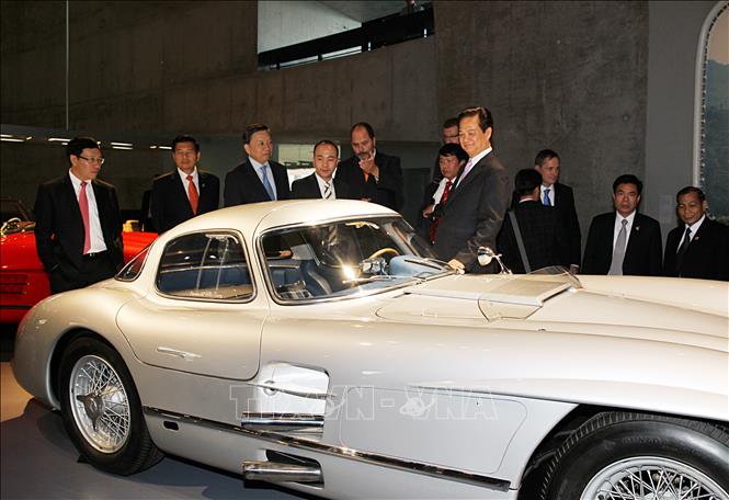 Đến nay, có hơn 300 doanh nghiệp Đức đang đầu tư tại Việt Nam với 328 dự án, tổng vốn đầu tư hơn 2 tỷ USD. Trong ảnh: Thủ tướng Nguyễn Tấn Dũng tham quan Bảo tàng Mercedes của Tập đoàn Mercedes-Benz tại thành phố Stuttgart (bang Baden Wuerttemberg), trong chuyến thăm chính thức CHLB Đức từ 14 - 15/10/2014. Ảnh: Đức Tám – TTXVN