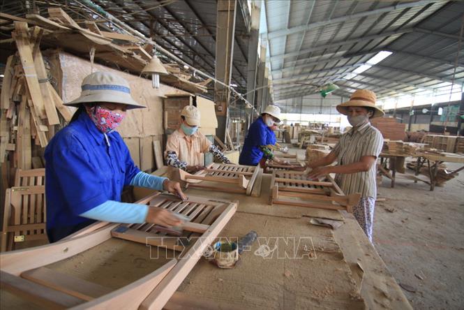 Trong ảnh: Sản xuất đồ gỗ tại Công ty TNHH Hoàn Vũ tại Khu Công nghiệp Quảng Phú (Quảng Ngãi), xuất khẩu sang thị trường Mỹ, Đức và Thụy Điển. Ảnh: Vũ Sinh – TTXVN