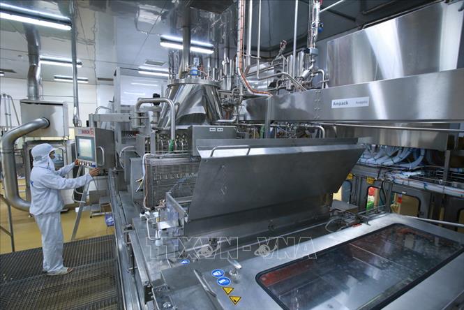 Trong ảnh: Dây chuyển sản xuất của Nhà máy sữa Lam Sơn, thuộc Công ty Cổ phần Sữa Việt Nam –Vinamil tại Khu Công nghiệp Lễ Môn,TP Thanh Hóa) sử dụng công nghệ của hãng Boss (Đức). Ảnh: Hoàng Hùng - TTXVN

 