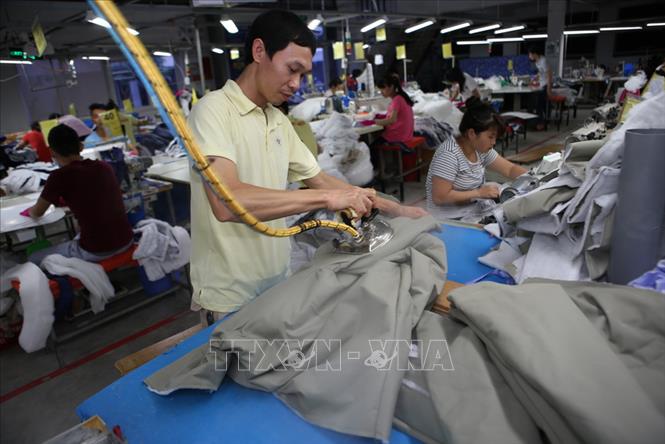 Trong ảnh: Công ty Cổ phần May xuất khẩu Việt Thái (Thái Bình) sản xuất quần áo thể thao xuất khẩu sang thị trường Mỹ, EU. Ảnh: Vũ Sinh – TTXVN