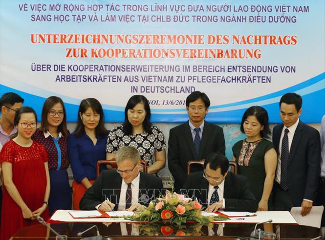 Trong ảnh: Lễ ký Thỏa thuận hợp tác bổ sung về việc mở rộng hợp tác trong lĩnh vực đưa người lao động Việt Nam sang học tập và làm việc tại CHLB Đức trong ngành điều dưỡng, ngày 13/6/2017, tại Hà Nội. Ảnh: Anh Tuấn – TTXVN