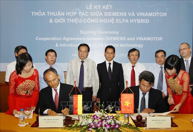 Trong ảnh: Ngày 13/6/2012, tại Hà Nội, Tập đoàn Siemens (Đức) và Tổng công ty Công nghiệp ôtô Việt Nam (Vinamotor) ký thỏa thuận hợp tác về triển khai ứng dụng công nghệ truyền động lai ELFA HYBRID cho xe buýt đô thị tại Việt Nam. Ảnh: Thế Duyệt – TTXVN
