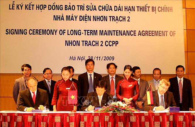 Trong ảnh: Ngày 28/11/2009, tại Hà Nội, Công ty Cổ phần Điện lực Dầu khí Nhơn Trạch 2 và Công ty TNHH Siemens Việt Nam (Đức) ký kết hợp đồng bảo trì dài hạn cho các thiết bị chính của Nhà máy điện Chu trình hỗn hợp Nhơn Trạch 2. Ảnh: Huy Hùng – TTXVN