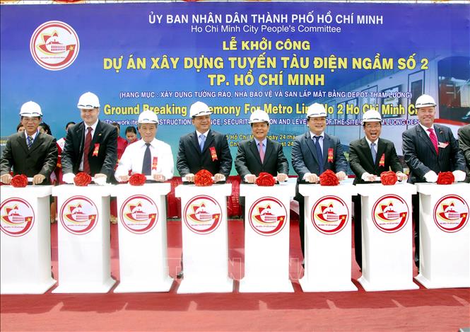 Trong ảnh: Ngày 24/8/2010, UBND TP Hồ Chí Minh tổ chức Lễ khởi công Dự án Đầu tư xây dựng tuyến tàu điện ngầm số 2 Bến Thành - Tham Lương từ nguồn vốn ODA của 3 nhà tài trợ là Ngân hàng Phát triển châu Á (ADB), Ngân hàng Tái thiết Đức (KfW), Ngân hàng Đầu tư châu Âu (EIB) và vốn đối ứng từ ngân sách Nhà nước Việt Nam. Ảnh: Hoàng Hải – TTXVN