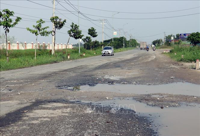 Trong ảnh: Mặt đường tuyến tránh thành phố Rạch Giá bong tróc, lồi lõm, nhiều ổ gà, ổ trâu… Ảnh: Lê Huy Hải - TTXVN