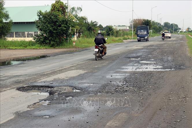 Trong ảnh: Mặt đường tuyến tránh thành phố Rạch Giá bong tróc, lồi lõm, nhiều ổ gà, ổ trâu… Ảnh: Lê Huy Hải - TTXVN