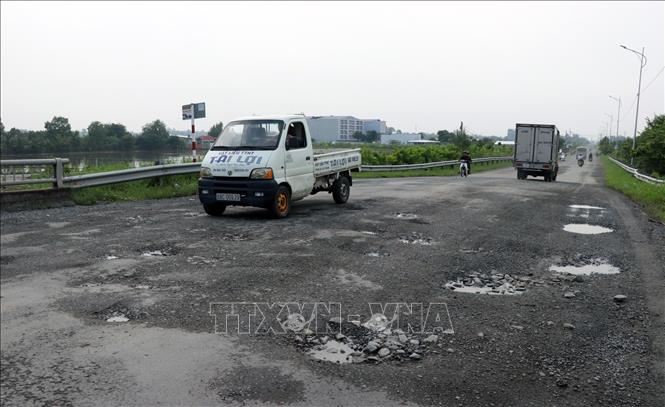 Trong ảnh: Mặt đường tuyến tránh thành phố Rạch Giá bong tróc, lồi lõm, nhiều ổ gà, ổ trâu… Ảnh: Lê Huy Hải - TTXVN