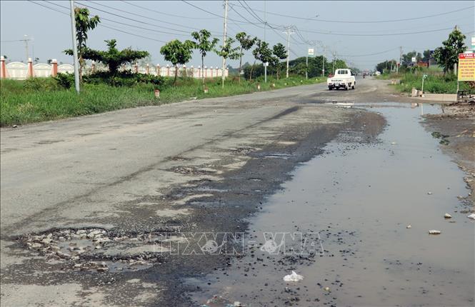 Trong ảnh: Mặt đường tuyến tránh thành phố Rạch Giá bong tróc, lồi lõm, nhiều ổ gà, ổ trâu… Ảnh: Lê Huy Hải - TTXVN