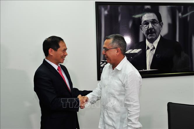 Trong ảnh: Thứ trưởng thứ nhất Bộ Ngoại giao Cuba Marcelo Medina González (bên phải) đón Thứ trưởng thường trực Bộ Ngoại giao Việt Nam Bùi Thanh Sơn dự Tham khảo chính trị lần thứ 5 giữa 2 Bộ Ngoại giao. Ảnh: Lê Hà - Pv TTXVN tại Cuba 
  