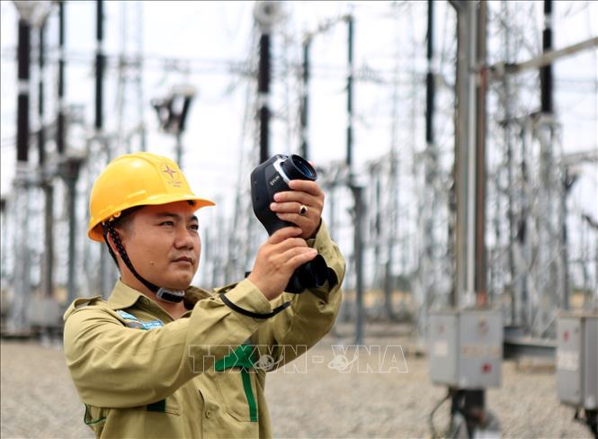 Trong ảnh: Công nhân Công ty Truyền tải Điện 4 kiểm tra, vận hành trạm biến áp 500kV Phú Mỹ. Ảnh: Ngọc Hà - TTXVN