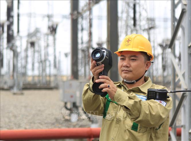 Trong ảnh: Công nhân Công ty Truyền tải Điện 4 kiểm tra, vận hành trạm biến áp 500kV Phú Mỹ. Ảnh: Ngọc Hà - TTXVN