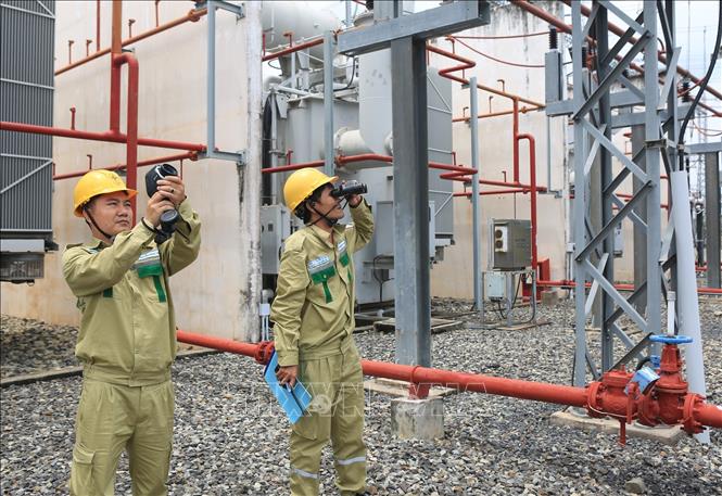 Trong ảnh: Công nhân Công ty Truyền tải Điện 4 kiểm tra, vận hành trạm biến áp 500kV Phú Mỹ. Ảnh: Ngọc Hà - TTXVN