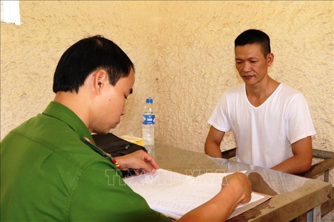 Trong ảnh: Lực lượng chức năng lấy lời khai của Lê Cảnh Bảo, đối tượng cầm đầu 2 đường dây đánh bạc nghìn tỷ. Ảnh: TTXVn phát
