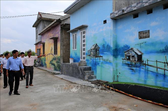 Trong ảnh: Du khách tham quan làng chài Ngư Mỹ Thạnh. Ảnh: Hồ Cầu-TTXVN