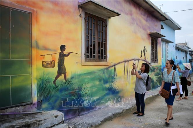 Trong ảnh: Du khách tham quan làng chài Ngư Mỹ Thạnh. Ảnh: Hồ Cầu-TTXVN