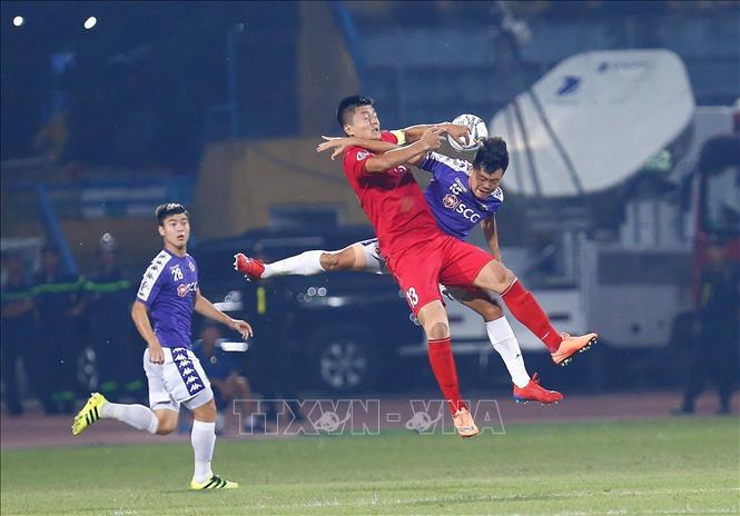 Photo: A fight for the ball between the two teams’ players. VNA Photo: Trọng Đạt