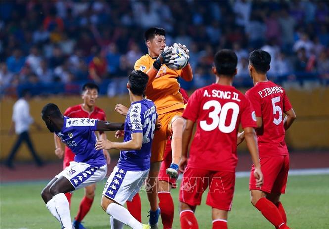 Photo: A fight for the ball between the two teams’ players. VNA Photo: Trọng Đạt