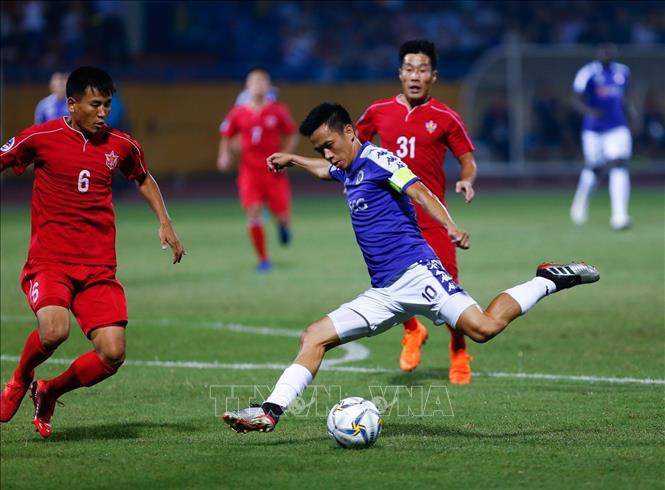 Photo: Hanoi captain Van Quyet makes a goal in the first half. VNA Photo: Trọng Đạt
