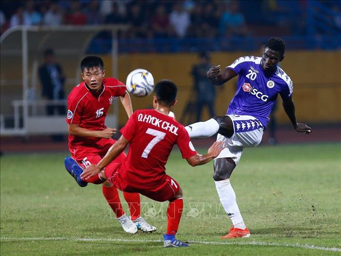 Photo: A fight for the ball between the two teams’ players. VNA Photo: Trọng Đạt