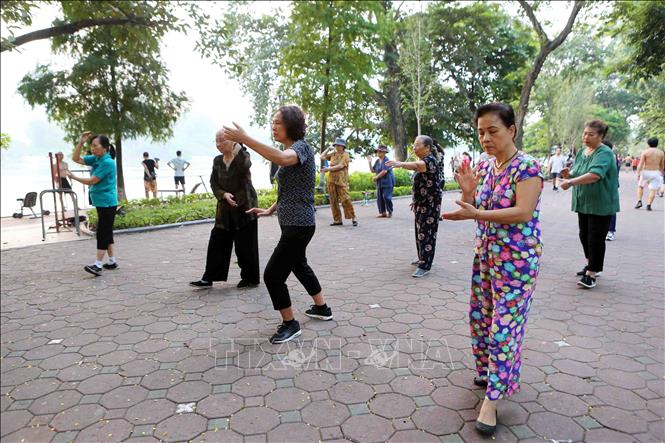 Trong ảnh: Người cao tuổi tập thể dục dưỡng sinh tại khu vực hồ Hoàn Kiếm (Hà Nội). Ảnh: Thành Đạt – TTXVN
