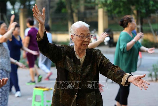 Trong ảnh: Người cao tuổi tập thể dục dưỡng sinh tại khu vực hồ Hoàn Kiếm (Hà Nội). Ảnh: Thành Đạt – TTXVN