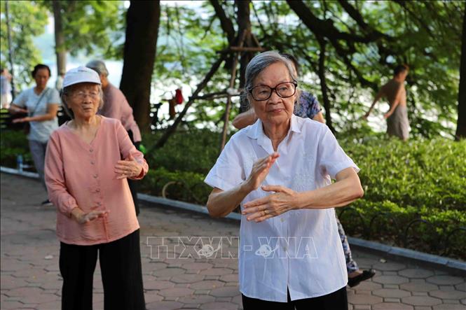 Trong ảnh: Người cao tuổi tập thể dục dưỡng sinh tại khu vực hồ Hoàn Kiếm (Hà Nội). Ảnh: Thành Đạt – TTXVN