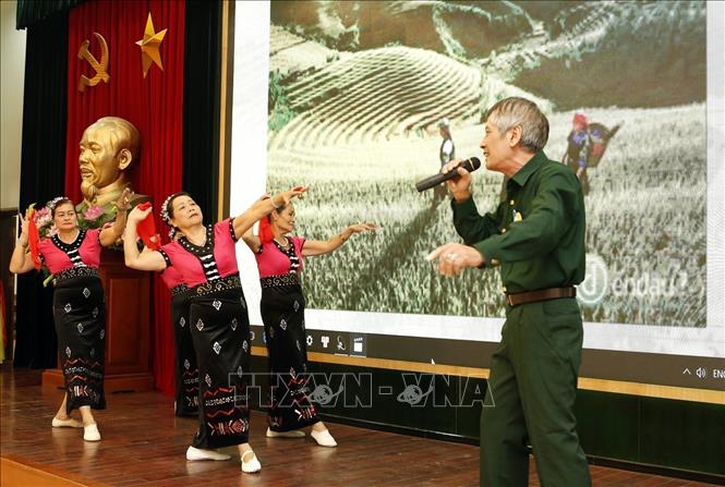 Trong ảnh: Người cao tuổi quận Hoàn Kiếm (Hà Nội) tham gia chương trình biểu diễn văn nghệ nhân kỷ niệm 27 năm ngày Quốc tế người cao tuổi (2018). Ảnh: Dương Ngọc – TTXVN