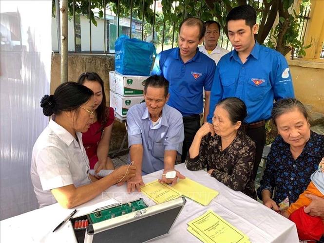 Trong ảnh: Hội Liên hiệp Thanh niên thành phố Hải Dương tổ chức chương trình khám bệnh, tư vấn sức khỏe miễn phí và tặng quà cho 150 người cao tuổi trên địa bàn. Ảnh: TTXVN phát