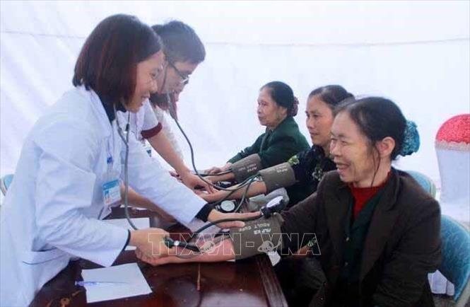 Trong ảnh: Bác sĩ Bệnh viện Đa khoa tỉnh Vĩnh Phúc chăm sóc sức khỏe cho người cao tuổi. Ảnh: Nguyễn Thảo – TTXVN