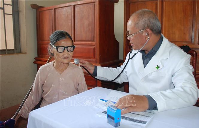 Trong ảnh: Ngày 7/12/2018, đoàn y, bác sĩ bệnh viện Hoàn Mỹ (tỉnh Bình Phước) tổ chức chương trình “Hành trình xanh - Chuyến xe Hoàn Mỹ” tại xã Thọ Sơn, huyện Bù Đăng để chăm sóc sức khỏe và phát thuốc miễn phí cho 200 lượt người cao tuổi, người nghèo có hoàn cảnh khó khăn. Ảnh: K GỬIH - TTXVN