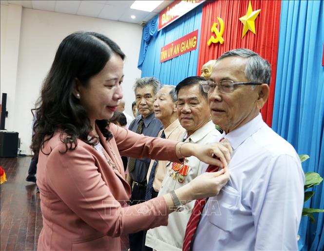 Trong ảnh: Bí thư Tỉnh ủy An Giang Võ Thị Ánh Xuân trao Huy hiệu 50 năm tuổi Đảng cho đảng viên cao tuổi Đảng, ngày 28/1/2019. Ảnh: Công Mạo - TTXVN 