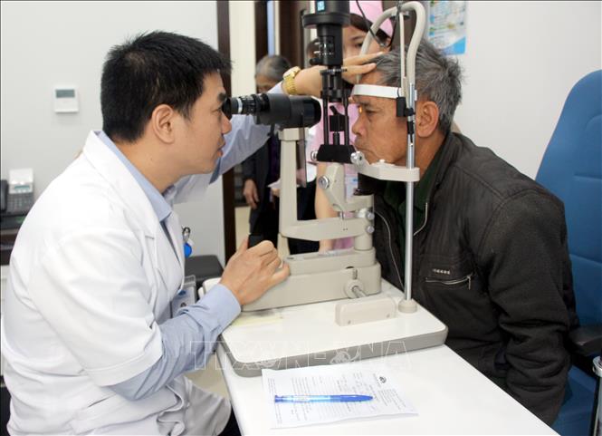 Trong ảnh: Hội Người cao tuổi tỉnh Bắc Giang phối hợp với bệnh viện Mắt Quốc tế DND Bắc Giang tổ chức khám và phẫu thuật mắt miễn phí cho người cao tuổi. Ảnh: Đồng Thúy - TTXVN