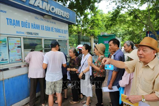 Trong ảnh: Người cao tuổi làm thủ tục tại điểm cấp phát thẻ xe buýt miễn phí trên phố Nguyễn Công Trứ (Hà Nội). Ảnh: Thành Đạt – TTXVN