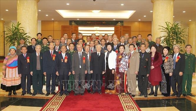 Trong ảnh: Tổng Bí thư Nguyễn Phú Trọng tiếp thân mật đoàn đại biểu Người cao tuổi có thành tích xuất sắc trong bảo vệ an ninh biên giới, biển đảo được biểu dương năm 2013. Ảnh: Trí Dũng - TTXVN