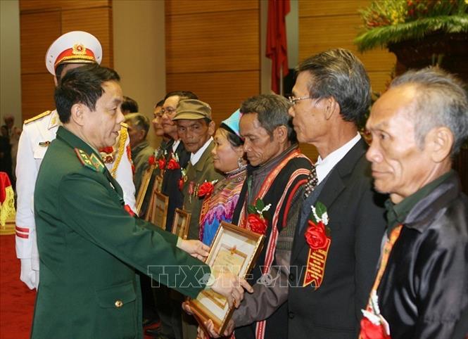 Trong ảnh: Biểu dương các đại biểu người cao tuổi có thành tích bảo vệ chủ quyền an ninh biên giới, biển đảo năm 2013. Ảnh: Trọng Đức - TTXVN