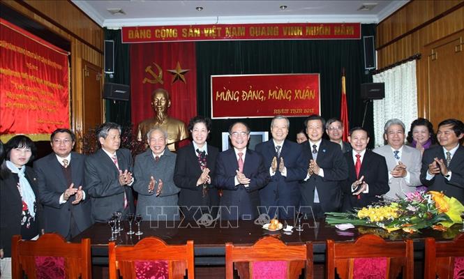 Trong ảnh: Chủ tịch Quốc hội Nguyễn Sinh Hùng thăm Trung ương Hội Người cao tuổi Việt Nam nhân dịp xuân Nhâm Thân (2012). Ảnh: Nhan Sáng - TTXVN