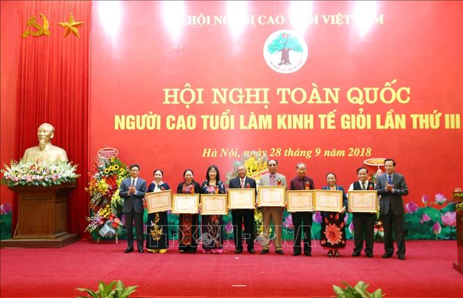 Trong ảnh: Phó Thủ tướng Chính phủ Vũ Đức Đam, Chủ tịch Ủy ban Quốc gia về Người cao tuổi Việt Nam trao thưởng, tuyên dương các cá nhân tiêu biểu tại Hội nghị toàn quốc Người cao tuổi làm kinh tế giỏi lần thứ III, ngày 28/9/2018. Ảnh: Anh Tuấn – TTXVN