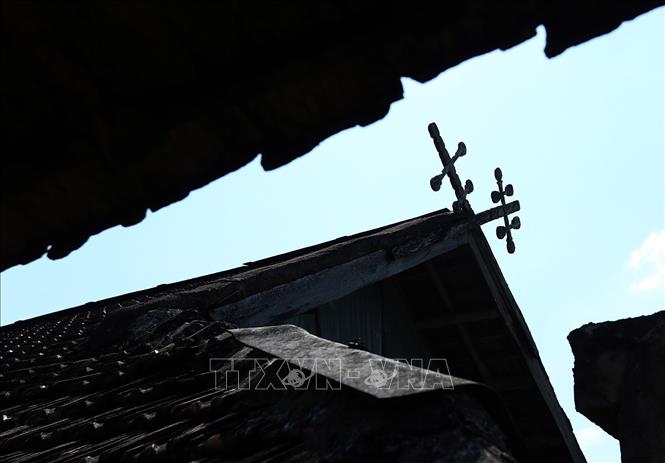 Trong ảnh: Biểu tượng Khau cút để phân biệt với nhà sàn của người Thái trắng và các dân tộc khác. Ảnh: Phan Tuấn Anh - TTXVN