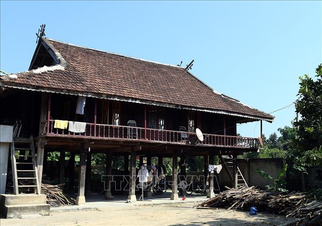 Trong ảnh: Biểu tượng Khau cút trên nóc nhà của đồng bào dân tộc Thái đen ở bản Bánh, xã Mường Phăng, huyện Điện Biên. Ảnh: Phan Tuấn Anh - TTXVN