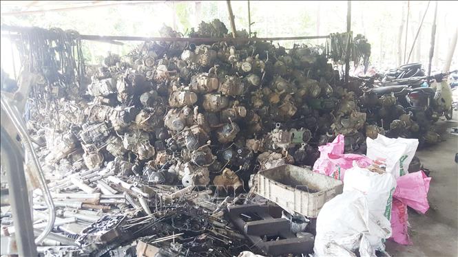 Động cơ xe máy cũ các loại ở xã Tề Lỗ được phá dỡ xếp thành đống chờ bán phế liệu. Ảnh: Nguyễn Trọng Lịch-TTXVN