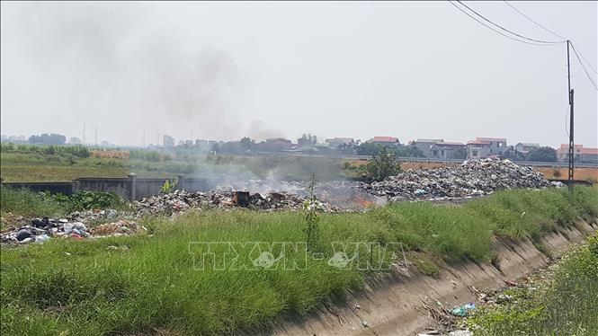 Các loại chất thải, phế liệu ở xã Tề Lỗ không bán được bị người dân đốt hủy gần khu dân cư gây ô nhiễm môi trường. Ảnh: Nguyễn Trọng Lịch-TTXVN
