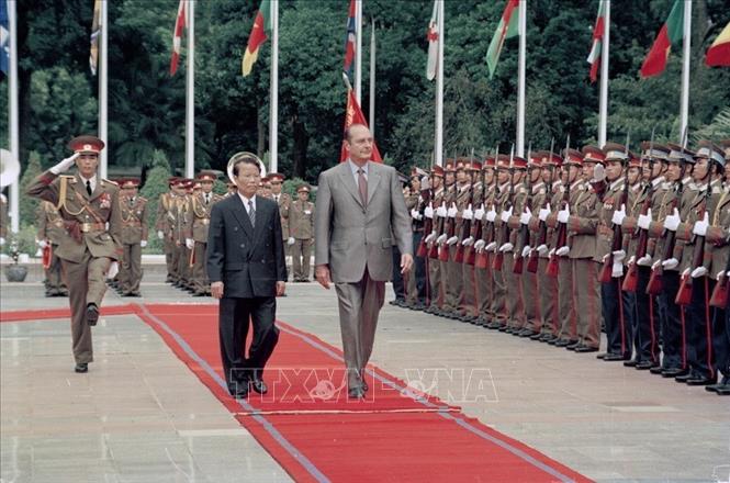 Trong ảnh: Chủ tịch nước Trần Đức Lương đón Tổng thống Pháp Jacques Chirac thăm chính thức Việt Nam và dự Hội nghị Thượng đỉnh Cộng đồng Pháp ngữ lần thứ 7 tại Hà Nội, từ ngày 12 - 16/11/1997. Ảnh: Cao Phong - TTXVN