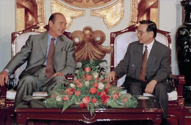 Trong ảnh: Thủ tướng Phan Văn Khải hội kiến Tổng thống Jacques Chirac trong chuyến thăm chính thức lần đầu tiên tới Việt Nam và dự Hội nghị Thượng đỉnh Cộng đồng Pháp ngữ lần thứ 7 tại Hà Nội, từ ngày 12 - 16/11/1997. Ảnh: Nguyễn Khang – TTXVN