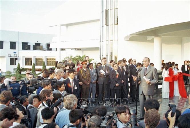Trong ảnh: Tổng thống Pháp Jacques Chirac đến dự và phát biểu tại Lễ khánh thành Bảo tàng Dân tộc học Việt Nam ở Hà Nội, trong chuyến thăm chính thức Việt Nam lần đầu tiên và tham dự Hội nghị Thượng đỉnh Cộng đồng Pháp ngữ lần 7 tại Hà Nội, từ ngày 12 - 16/11/1997. Ảnh: Phùng Triệu – TTXVN