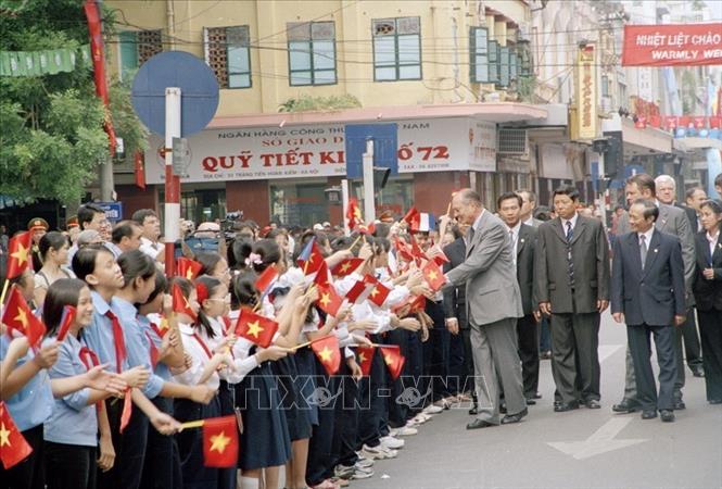 Trong ảnh: Ngày 7/10/2004, Tổng thống Pháp Jacques Chirac đến thăm và nói chuyện với học sinh, sinh viên biết tiếng Pháp tại Trung tâm Văn hóa Pháp ở Hà Nội, trong chuyến thăm chính thức Việt Nam lần thứ hai và tham dự Hội nghị Thượng đỉnh Á - Âu lần thứ 5 (ASEM 5). Ảnh: Nhan Sáng - TTXVN